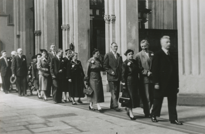 875882 Afbeelding van leden van de families Bronius en Noorland in optocht door de Jacobikerk (Jacobskerkhof) in Wijk C ...